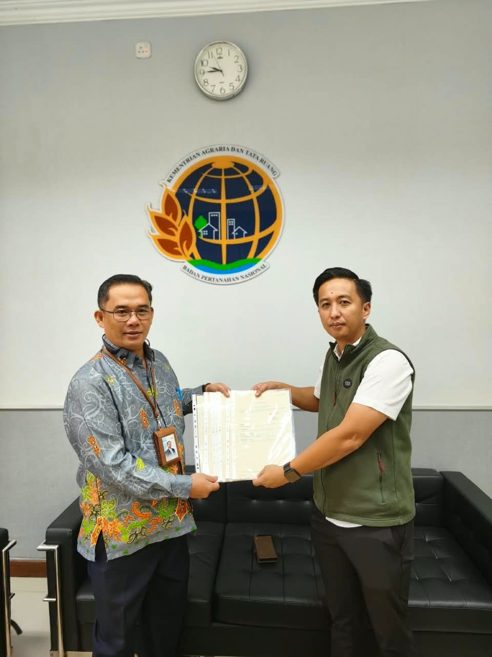 PLN UIP KLT terima 13 sertifikat tanah tapak tower di Kutai Kartanegara, Rabu (12/8/2026).
